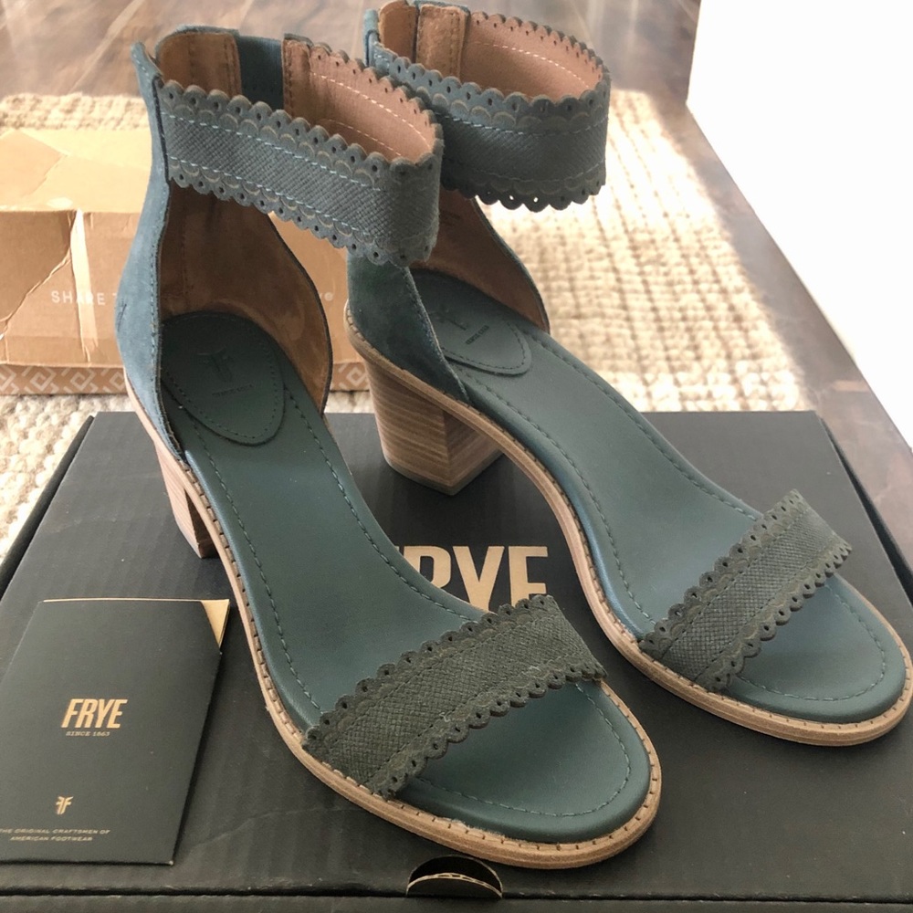 New Frye Brielle Scallop Back Zip Heels